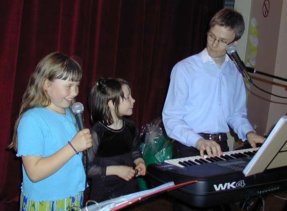 MariaNatalieJonny.jpg (37610 bytes)