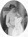 Erika Salminen o dottern Sally i dopklnning 1906.jpg (22430 byte)