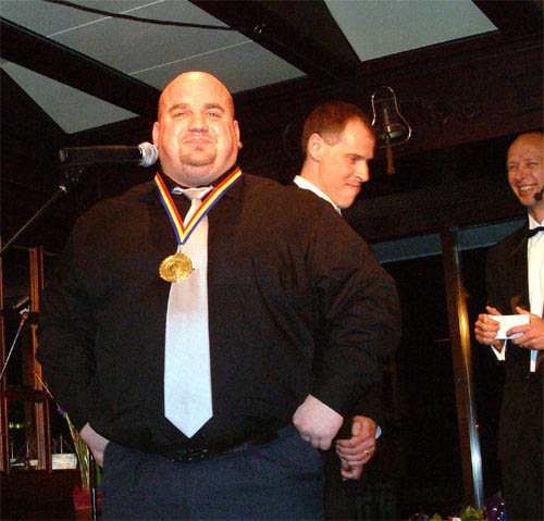 glad_Kenta_tar_emot_alandstidningens_bragdmedalj