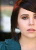 photo Mae Whitman (röst)