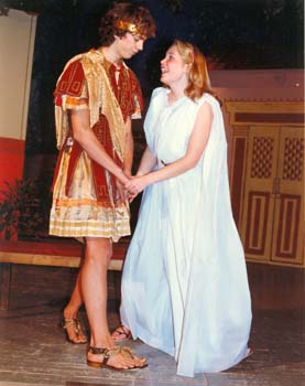 Johan Mansnerus som Tartarus, Johanna Helander som Lucia.