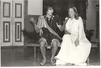 Johan Mansnerus som Tartarus, Lucias trolovade, Johanna Helander som Lucia. Syracusa 304 e.Kr.