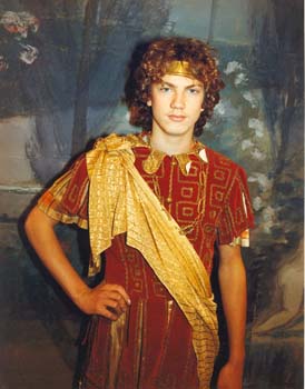 Johan Mansnerus som den romerske, unge ädlingen Tartarus, trolovad med Lucia.