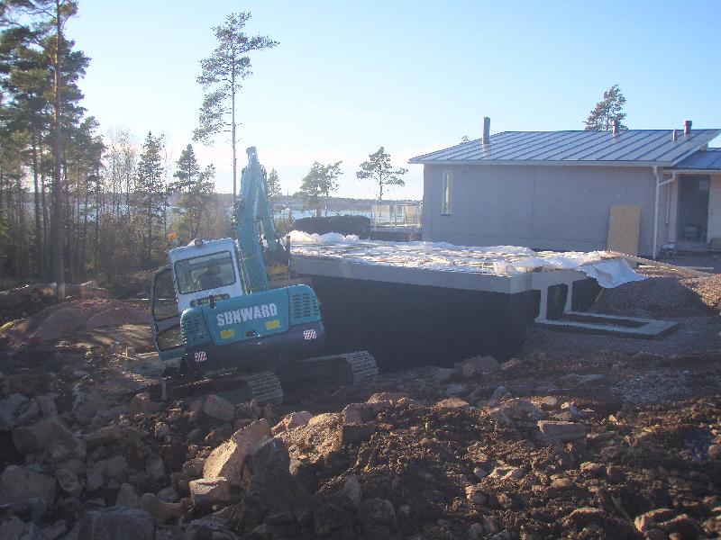 P2250037.JPG - grovfyllning pågår på södra sidan av källarvåningen